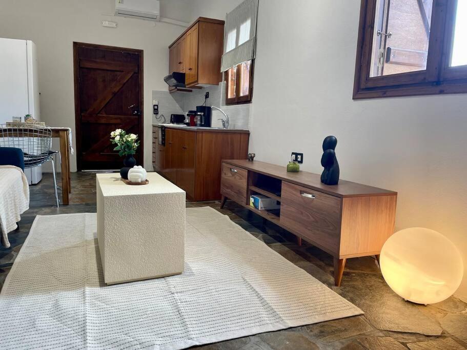 Almond Home Livadia  外观 照片