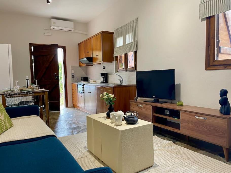 Almond Home Livadia  外观 照片